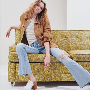 MOTHER The Weekender Fray Jeans In Action Shot Size 26 light blue denim pants